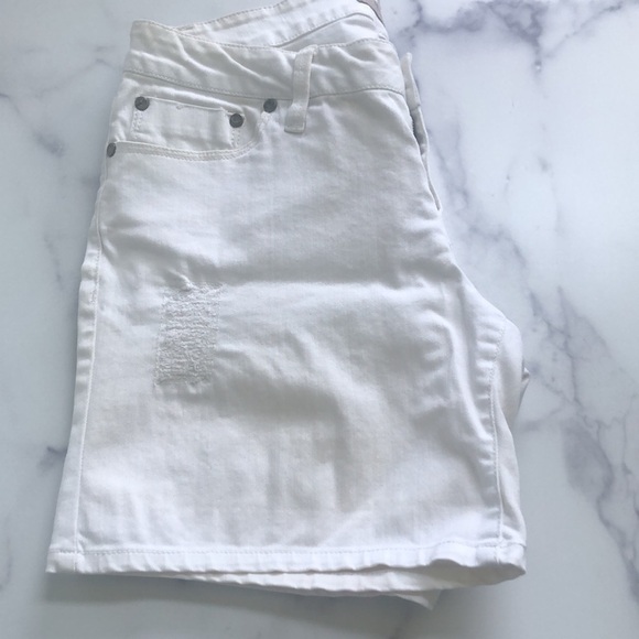 Max Jeans Distressed White Denim Stretch Bermuda Shorts Size 4 - Picture 6 of 7